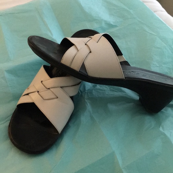 Clark’s Slide Sandal size 8. Color White - Picture 2 of 5